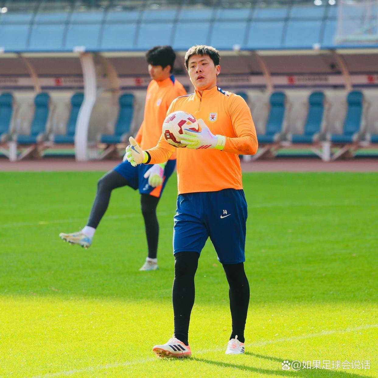 包含今晚体能课后；山东泰山复出首秀备战中超；更衣室稳定；训练强度明显提升的词条九游官方平台